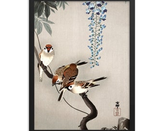 Op de afbeelding: Een ingelijste print van een Japans schilderij met drie mussen die op een tak zitten met delicate blauwe blauwe regen bloemen die naar beneden hangen. Het schilderij is gemaakt in een traditionele stijl met gedempte kleuren en fijne details.