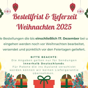 以下が含まれることがあります： クリスマス2025年の注文締め切りを発表する、赤と白のテキストを使用したお祝いのテーマのグラフィック。画像には、クリスマスオーナメント、キャンドル、包装されたギフトが含まれています。