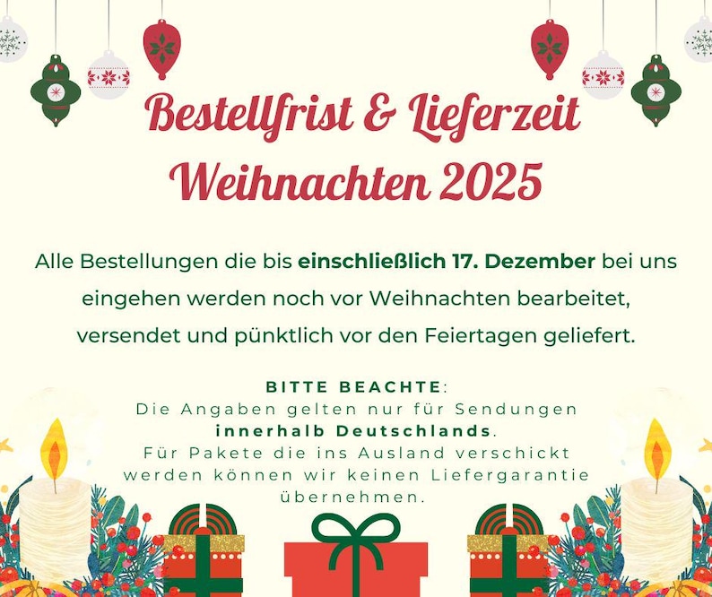 以下が含まれることがあります： クリスマス2025年の注文締め切りを発表する、赤と白のテキストを使用したお祝いのテーマのグラフィック。画像には、クリスマスオーナメント、キャンドル、包装されたギフトが含まれています。