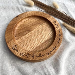 Könnte beinhalten: Rustikales Holzschild mit dem Text "Welcome to our home" in weißer Schrift. Das Schild hat eine Used-Optik und ein schlichtes, einladendes Design, perfekt für eine Veranda oder einen Eingangsbereich.