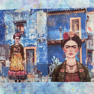 Könnte beinhalten: Eine Collage mit einem Porträt von Frida Kahlo mit einer Blumenkrone und einer grünen bestickten Jacke. Der Hintergrund ist eine blaue und weiße Wand mit einem Fenster und einem Kaktus.