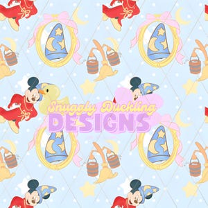 Puede incluir: Patrón repetitivo con Mickey Mouse con un atuendo rojo, un sombrero de mago, un pato amarillo y una escoba con cubos. Fondo azul claro con puntos blancos, estrellas y lunas. El texto "Snuggly Duckling DESIGNS" está en el centro.