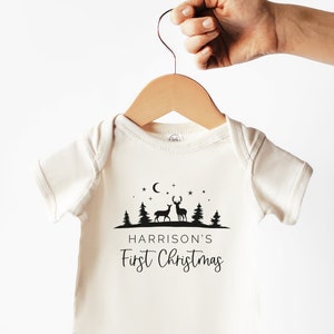 Primeiro nome de Natal SVG, primeiro Natal Cricut, primeiro Natal do bebê, minha primeira roupa de Natal, cena de Natal, primeiro nome personalizado de Natal