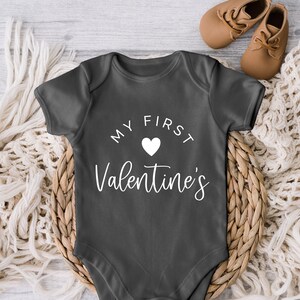 Meu Primeiro Dia dos Namorados SVG, Primeiro Arquivo Cricut do Dia dos Namorados, Arquivo de Corte do Dia dos Namorados, Primeiros Namorados do Bebê, Primeira Roupa do Dia dos Namorados