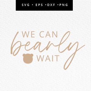 Peut inclure: Un design numérique avec l'expression "WE CAN bearly WAIT" en marron clair. Le mot "bearly" est écrit en cursive, avec une tête d'ours remplaçant le "b". Le design inclut les options de type de fichier : SVG, EPS, DXF et PNG.