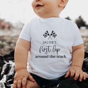 Minha primeira volta na pista SVG, nome personalizado carro de corrida primeiro aniversário, camiseta de primeiro aniversário menino, clipart rápido de um aniversário, uso comercial