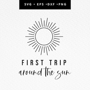 Op de afbeelding: Zwart-witte afbeelding van een zon met de tekst "FIRST TRIP around the sun" eronder.