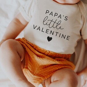 Papas Little Valentine SVG, 1st Valentines Daddy, file di taglio per San Valentino, primo file Cricut di San Valentino, regalo per neo papà, vestito per San Valentino