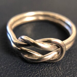 Love Me Knot Ring - Anillo de plata de ley hecho a mano - Hecho en Maine - Tamaño de EE.UU. 5-10
