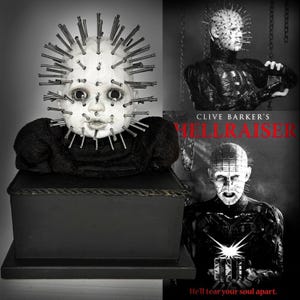 Peut inclure: Image en noir et blanc d'une sculpture de tête de poupée avec des clous insérés, ressemblant à un personnage du film "Hellraiser". La sculpture est placée sur une boîte noire, avec des images supplémentaires du personnage.