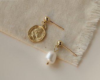 Boucles d'oreilles en or perlé avec pendentif pièce de monnaie, petites boucles d'oreilles délicates avec perle d'eau douce