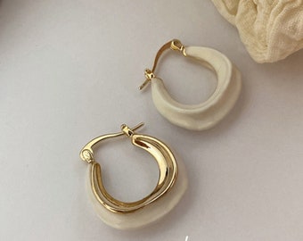 Creolen in gold und beige, minimalistische runde Creolen, kleine hoop Ohrringe