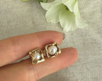 Gold earrings with freshwater pearl, delicate earrings gold with pearl