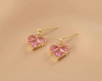 Zarte Herz Ohrringe Gold mit Schmuckstein, Pinke Kristall Ohrringe, kleine Ohrstecker