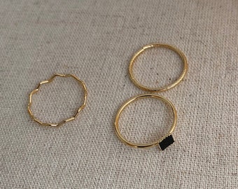 Gouden ring gezet met steen, simpele, minimalistische stapelring