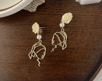 Boucles d'oreilles en or minimalistes avec dessin au trait, boucles d'oreilles tendance, fille avec une boucle d'oreille en perle