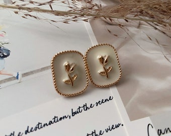 Dainty gold earrings with flower design, beige stud earrings, vintage earrings