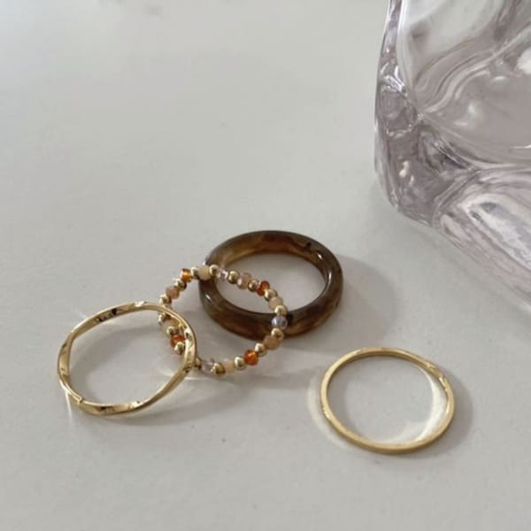 Schlichtes Ringe set in gold, acryl, Perlen