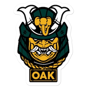 Op de afbeelding: Een groene en gouden sticker met een samurai-krijger die een helm draagt met een olifant erop. De krijger heeft een woeste uitdrukking en houdt een zwaard vast. De sticker heeft onderaan de tekst "OAK".