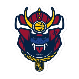 Peut inclure: Un guerrier samouraï bleu et rouge avec un casque de basket-ball et une chaîne dorée. Le guerrier a une expression féroce et porte une chaîne dorée avec une étiquette qui dit "DEN".