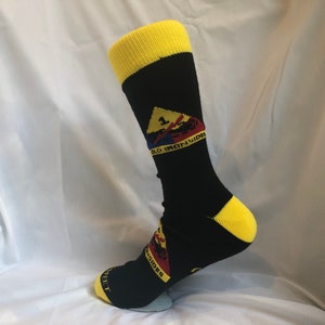 Puede incluir: Calcetines negros hasta la pantorrilla con un gráfico amarillo y rojo de una motocicleta y el texto "Old Iron Riders".