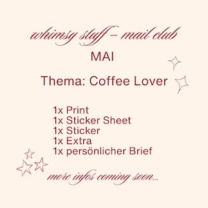 Könnte beinhalten: Cremefarbene Grafik mit burgunderrotem Text, der das Thema "Coffee Lover" für den "whimsy stuff - mail club" im Mai ankündigt. Enthält eine Liste von Artikeln: Druck, Stickerbogen, Sticker, Extra und einen persönlichen Brief. Dekorative Sternillustrationen.