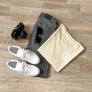 COSY DAYS - Stylingvorschlag. Weisse Sneaker, schwarze Jeans, Beiges Shirt