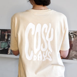 COSY DAYS - Rückenansicht - weisser Druck auf beige. Shirt angeschnitten.