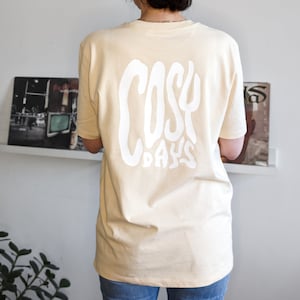 COSY DAYS - Rückenansicht - weisser Druck auf beige. Ganzes Shirt