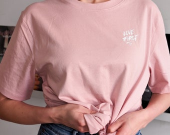 LOVE FIRST Script Shirt / Feminismus Shirt / Statement Shirt / Organic Shirt / Empowerment shirt / Streetart Shirt / Self love Shirt