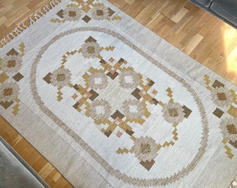 Large White Swedish Röllakan Rug by Ingegerd Silow: Mid-Century Kilim (6&#39;7 x 4&#39;6)