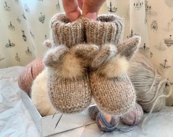 Chaussons de bébé Berceau Chaussures de bébé avec oreilles de lapin Pompons en fourrure Chaussettes pour nouveau-né Coming Home Photoshoot Outfit Chaussures pour bébé Baby Shower Gift Tricoté