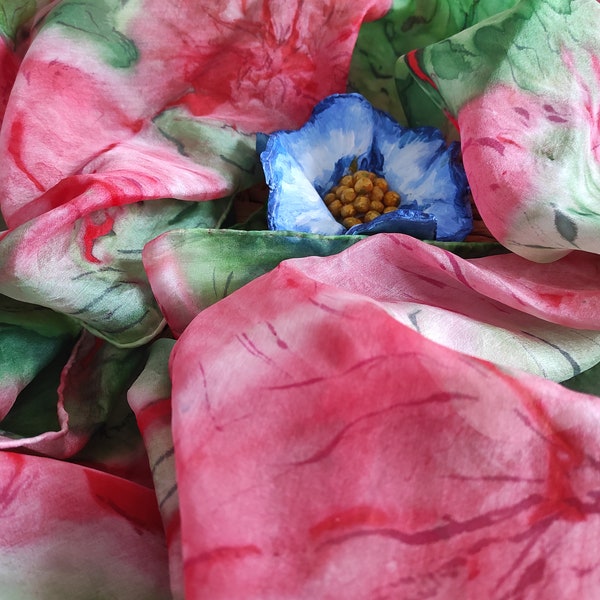 Bunter Seidenschal aus handbemalter Seide in Rot und Grün - Seidenmalei - Stola Ponge 05 - Seidentuch Rosenblüten