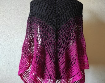 Großes Schultertuch in Schwarz und Pink - weiches handgefertigtes XXL Dreieckstuch - luftige gehäkelte Baumwollstola