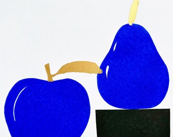 Imprimé linogravure à la main Pomme et poire : nature morte minimaliste de fruits. Cadeau bleu de décoration murale de cuisine pour elle ou pour une nouvelle maison. Comptine cool de cockney londonien