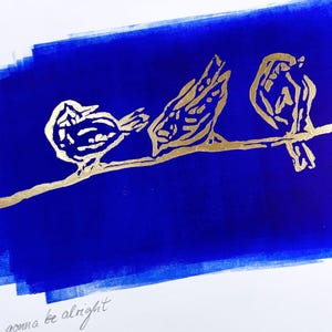 Impresión en linóleo dorada de "Tres Pajaritos" – Arte mural inspirador A3 – Póster con letras positivas – Impresión minimalista de pájaros – Regalo de cumpleaños con buenas vibras