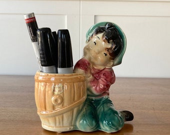 Vintage Royal Copley Boy bij Barrel Figurine Vase Planter Potlood / Pen Holder MCM Retro Keramisch Accent Home Cabin Cottage Decor