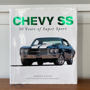 Peut inclure: Un livre intitulé "Chevy SS 50 Years of Super Sport" avec une Chevrolet SS noire et blanche en couverture. Le livre a un titre vert et l'auteur est Robert Genat avec des photographies de David Newhardt.