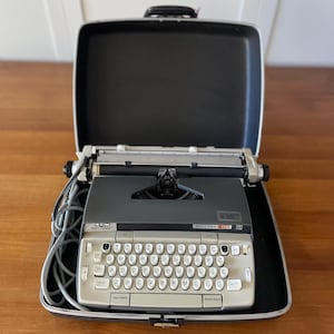 1969年製 スミス・コロナ エレクトラ 120 タイプライター 電動ポータブル グレースチールタイプライター ブラック キャリーケース＆キー付き コレクターズギフトディスプレイ