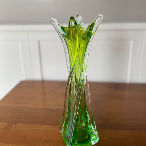 Vase en verre pivotant des années 70 15" vintage Fenton vert vaseline en verre jaune soufflé à la main Art centre de table MCM de table Murano Style Decor présentoir