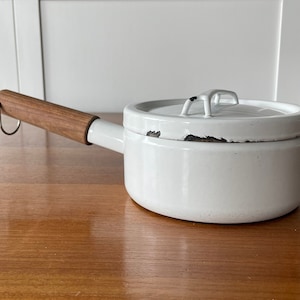 70s Enamel Seppo Mallat Finel by Arabia Finland White Enamel Saucepan & Lid w/ Wood Handle Rustic Hanging Cookware Kitchen Resturant Display