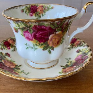 Vintage Royal Albert Old Country Roses Teacup and Saucer Set