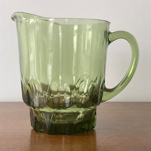 Hazal Atlas Glass Pitcher 48 ounce / 1.4 L  Avacado Green Thumbprint Pattern Pitcher 1970s Mid-Century Tableware /Barware Glass Pouring Jug