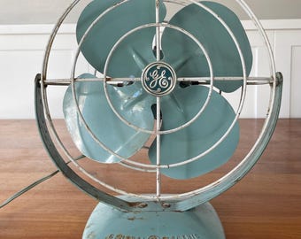 Ventilador de sobremesa metálico GE de color verde azulado, años 50: decoración rústica funcional