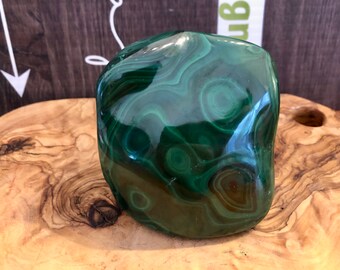 Energizing Malachite Free Form – Dark Green Hue Boosts Self-Confidence with Stunning Patterns