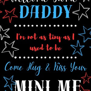 Pode incluir: Fundo preto com texto branco que diz "Welcome Home Daddy I'm not as tiny as I used to be Come Hug & Kiss Your MINI ME". O texto é cercado por estrelas vermelhas e azuis.