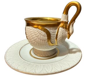 Xícara e pires vintage RPM Royal Porzellan Manufaktur Bavaria em formato de cisne com detalhes em ouro.