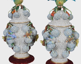 Par antika figurativa blommiga Meissen-porslinsurnor med snöboll och blommotiv av fågel