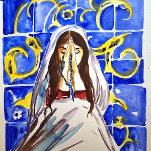 Può includere: Dipinto ad acquerello di una persona con le mani giunte in preghiera, che indossa un velo bianco e un top rosso. Un rosario blu pende dalle mani. Lo sfondo presenta piastrelle blu con disegni floreali gialli.