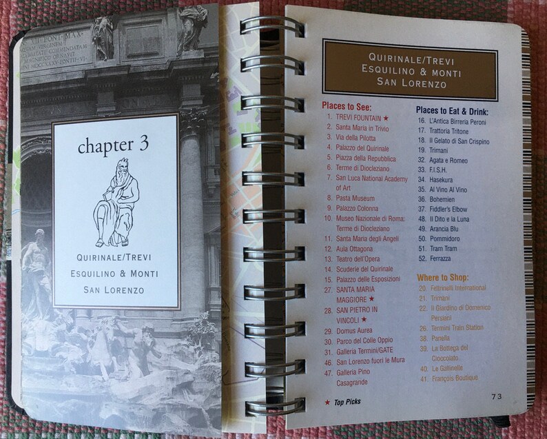 Pu&ograve; includere: Un libro aperto con un capitolo intitolato "Capitolo 3" e un'illustrazione in bianco e nero di un uomo. Il libro tratta delle zone del Quirinale, Trevi, Esquilino, Monti e San Lorenzo di Roma, Italia. Il libro elenca i luoghi da visitare, mangiare e fare shopping in queste zone.
